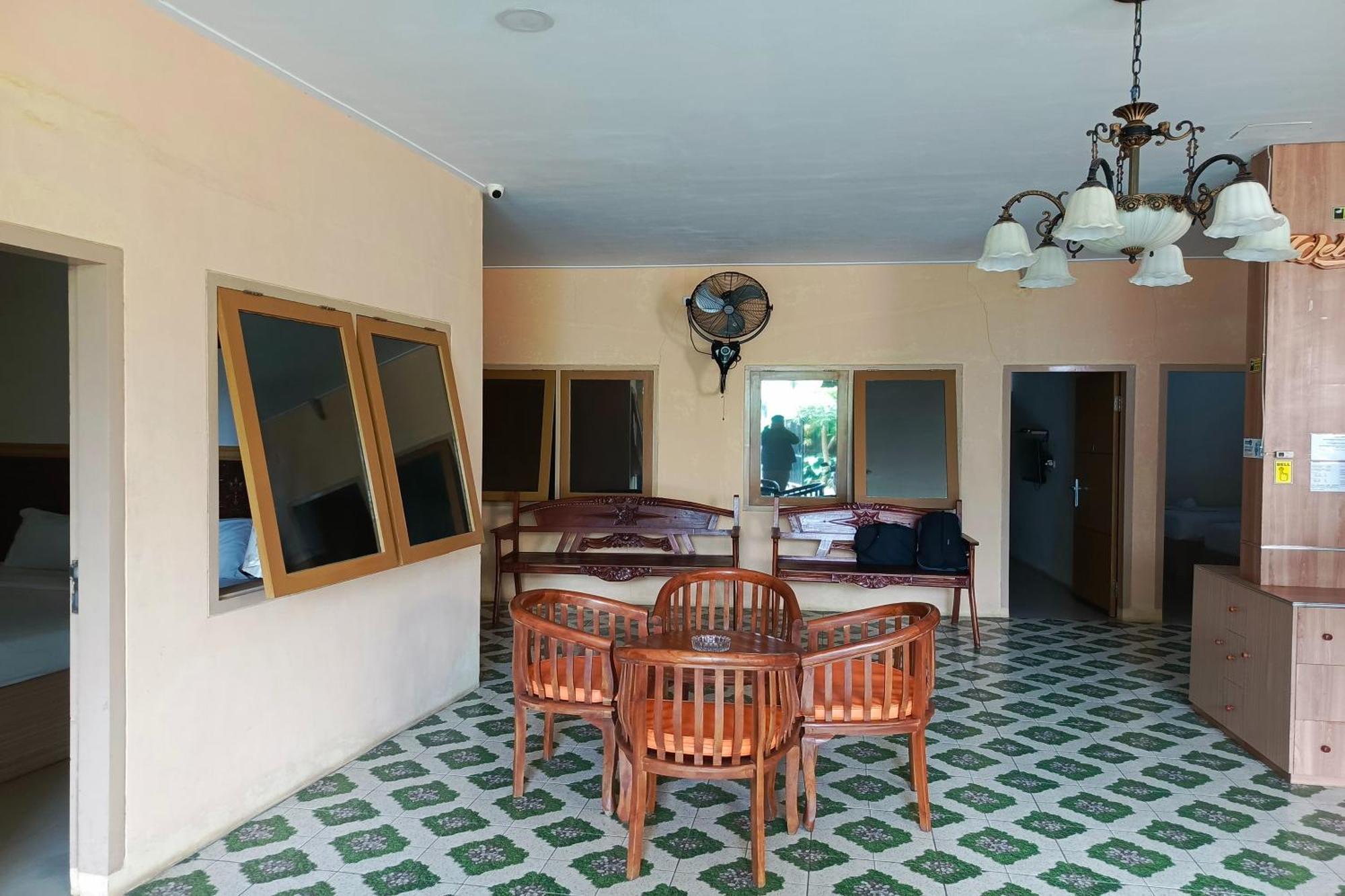 Adisa Homestay Malang Esterno foto